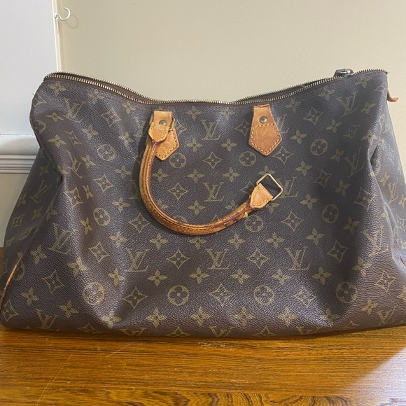 Louis Vuitton Handbags - Auth LV Speedy 40any offer considered or trade